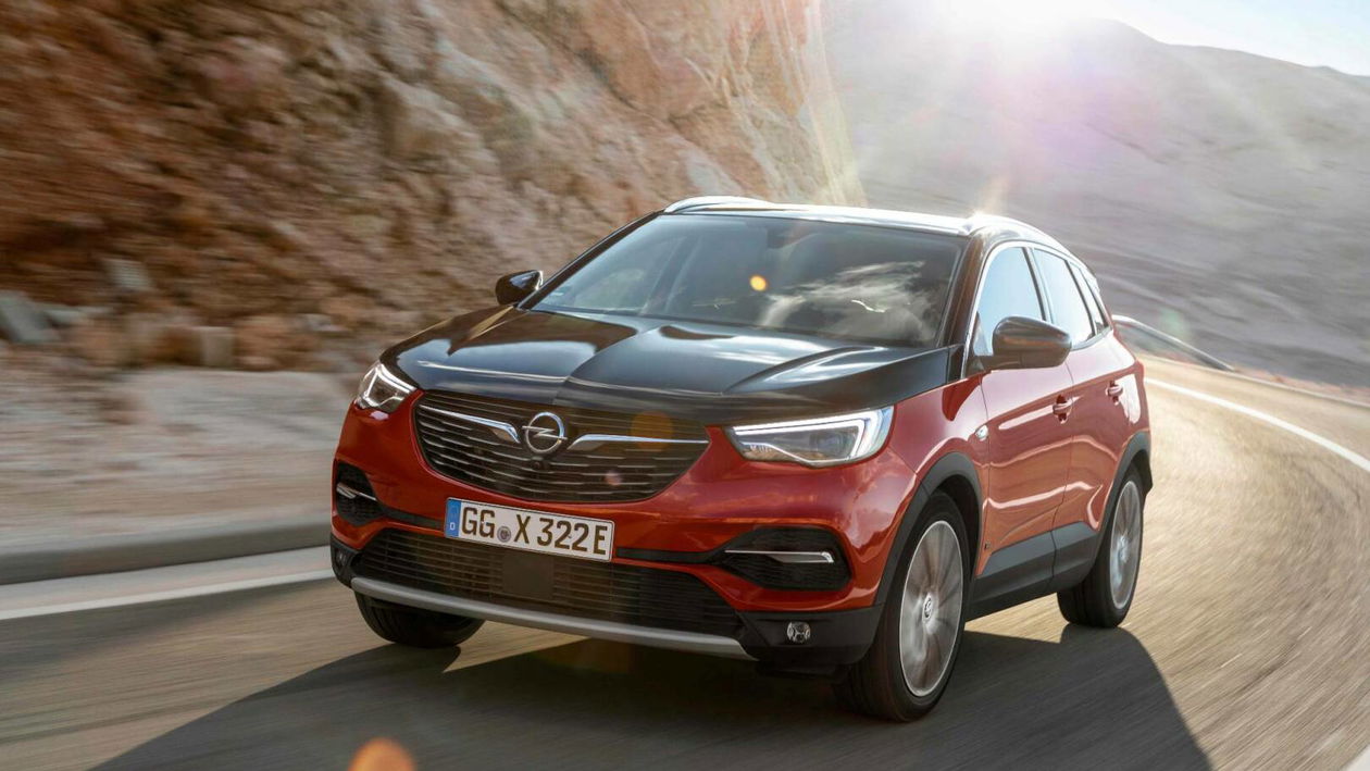 Immagine di Grandland X hybrid 4, il SUV ibrido a trazione integrale secondo Opel