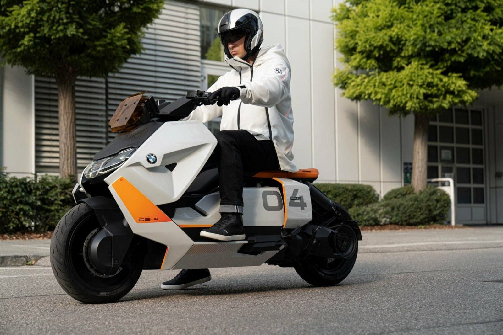 Immagine di BMW Motorrad Definition CE 04 è lo scooter del futuro