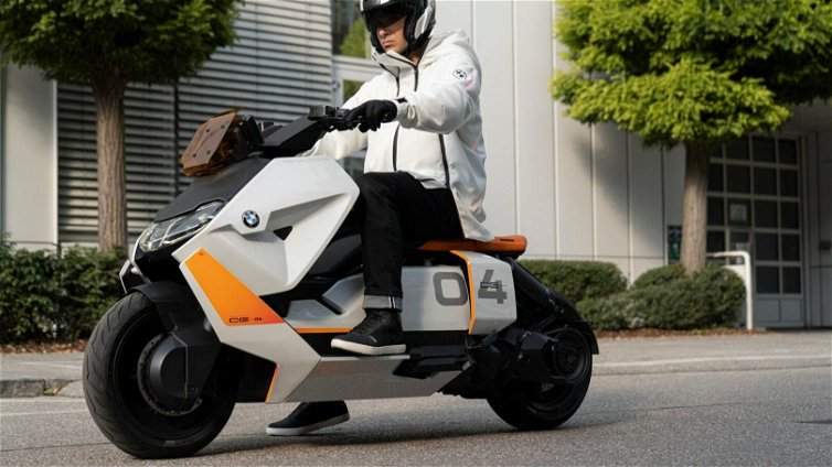 Immagine di BMW CE 04: inizia la produzione del futuristico scooter elettrico