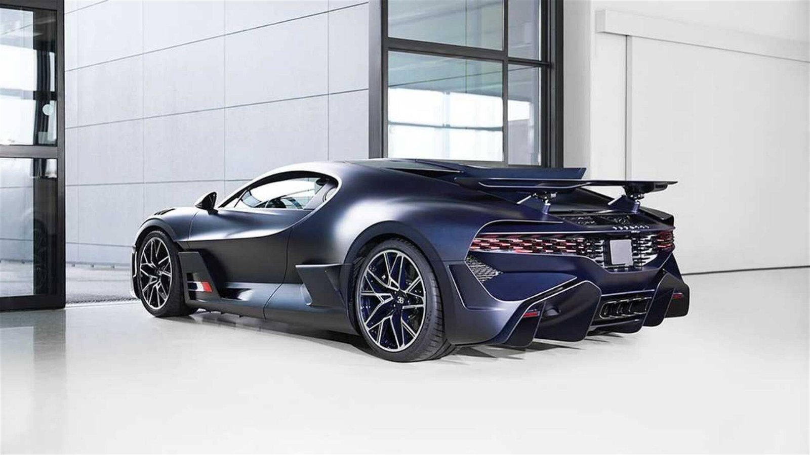 Immagine di Bugatti Divo: spettacolare, in fibra di carbonio blu opaco