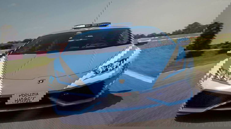 Immagine di Lamborghini, la corsa della Huracàn della Polizia di Stato salva una vita