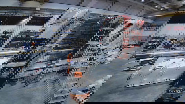 Immagine di Tesla, un affascinante sguardo alla Giga Press in fase di assemblaggio