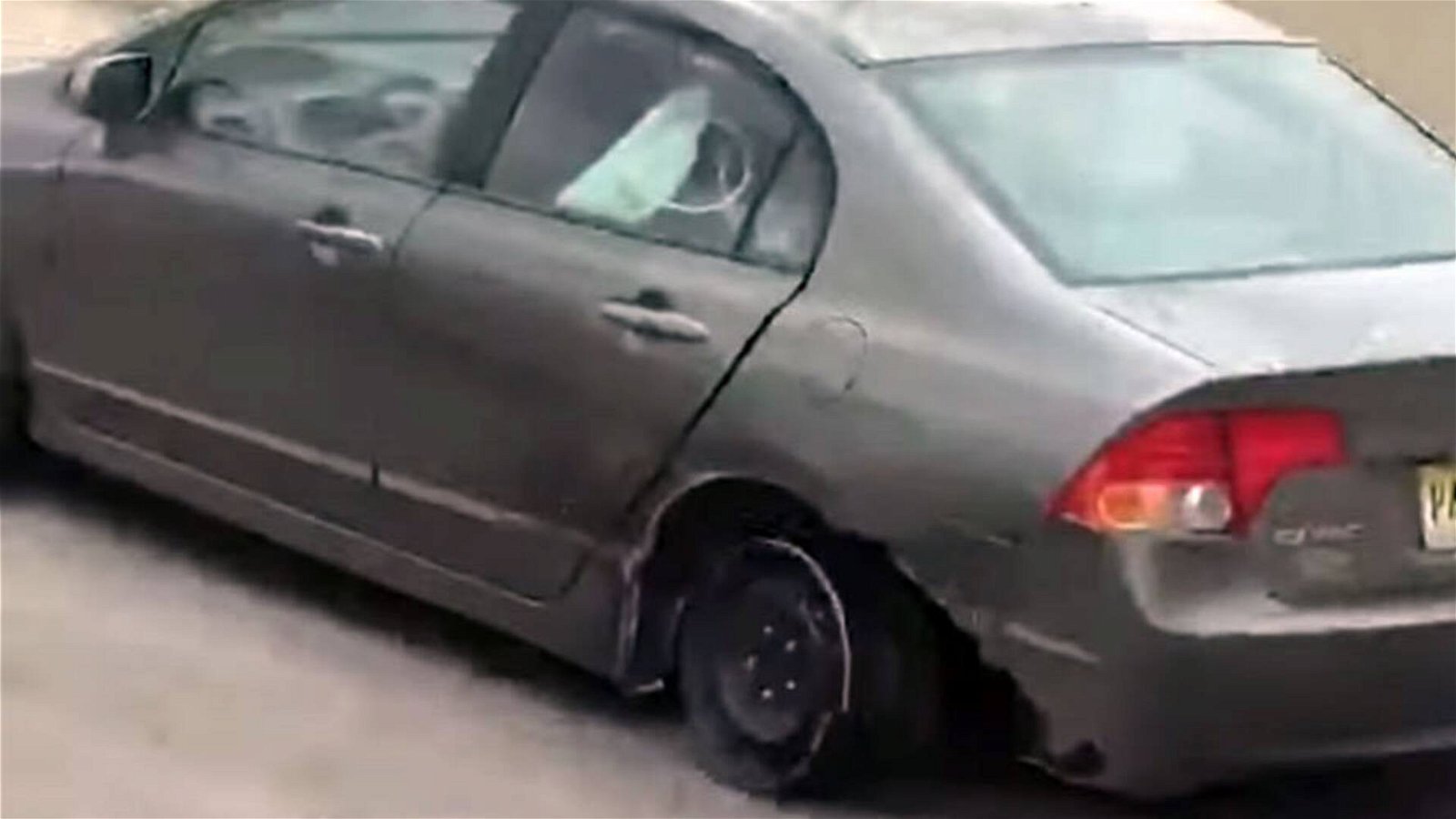 Immagine di Honda Civic percorre Interstatale "senza pneumatico": il video
