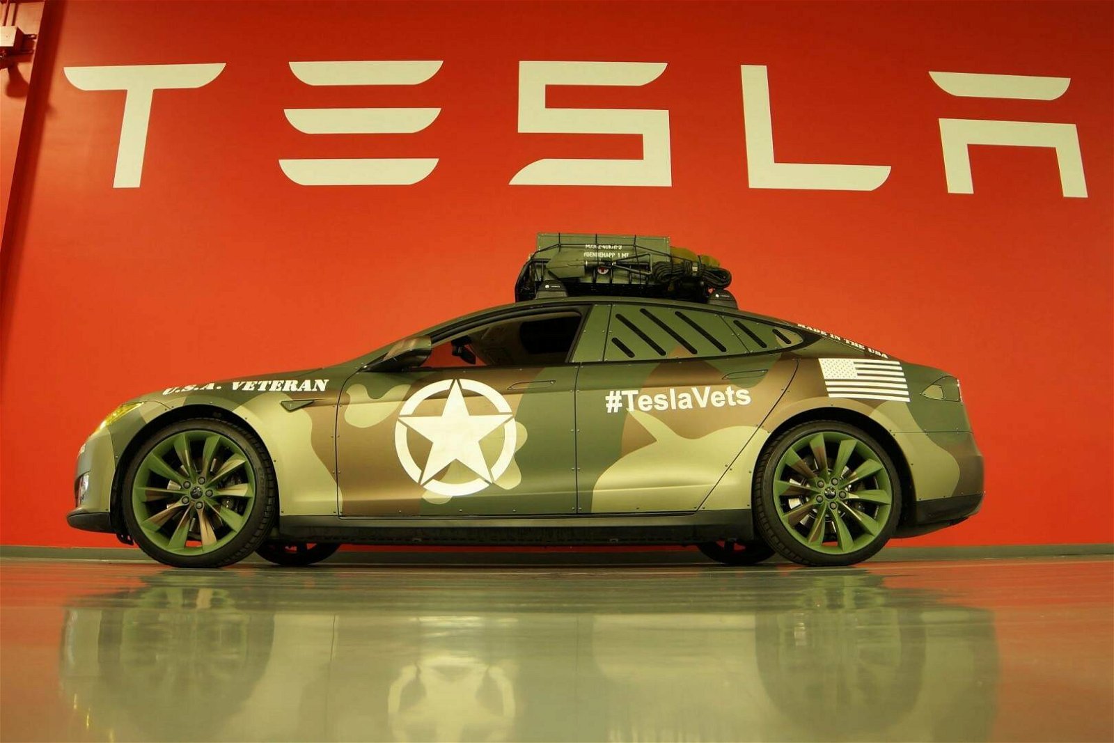 Immagine di Tesla, ecco come negli anni la casa automobilistica ha onorato gli eroi militari