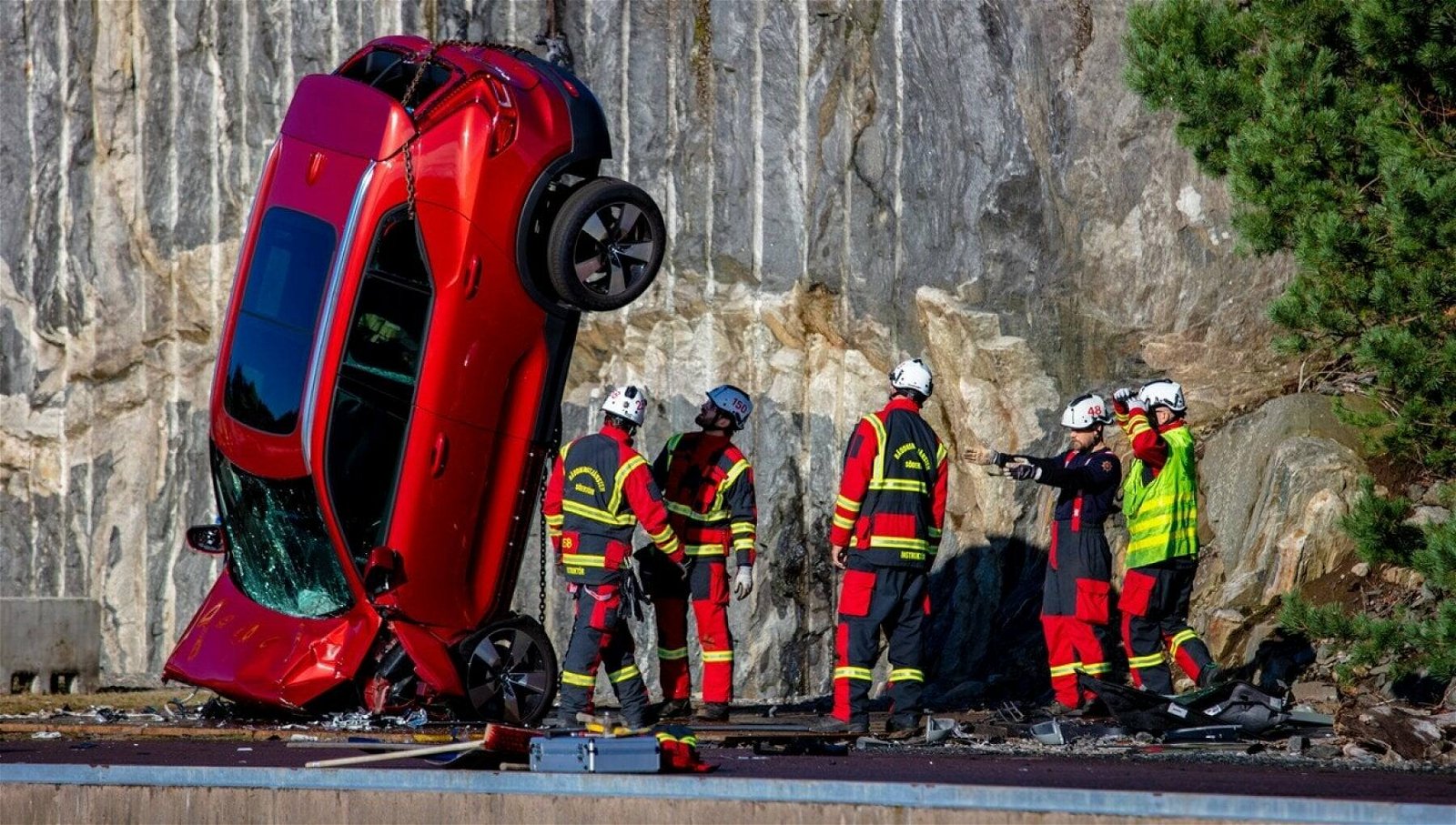 Immagine di Volvo mostra un estremo crash test: auto gettate da 30 metri di altezza