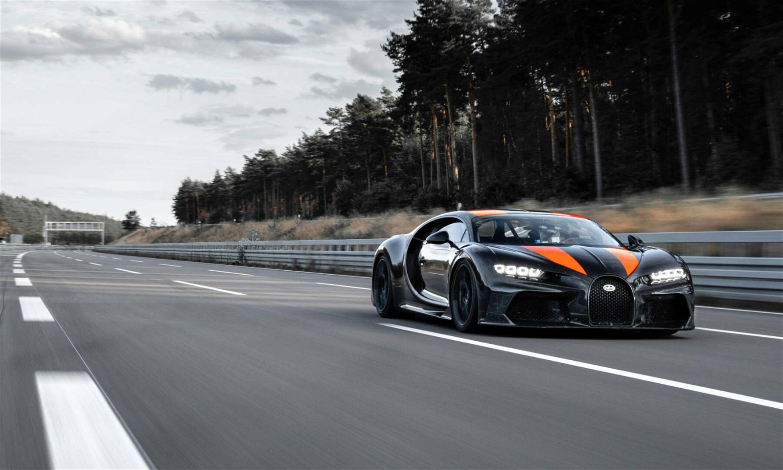 Immagine di Bugatti Chiron Super Sport 300+, la vettura decolla a 447 km/h