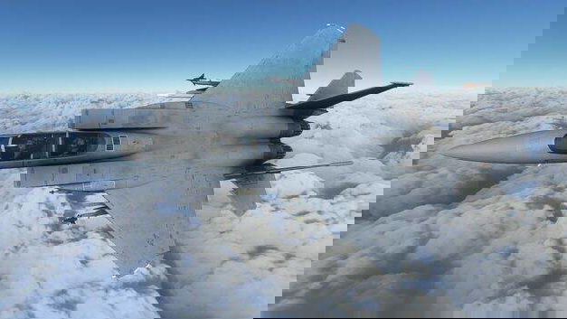 Immagine di Microsoft Flight Simulator: un giocatore vola nello spazio ed è strabiliante