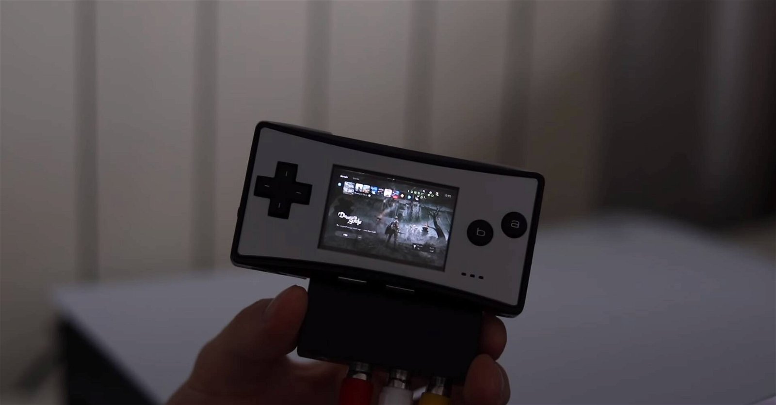 Immagine di PS5 senza freni, è possibile giocarci anche su Game Boy Micro