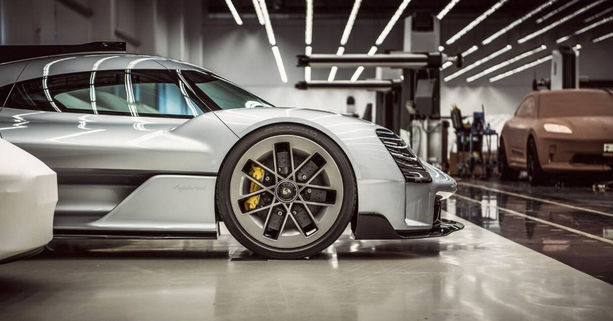 Immagine di Porsche Macan 2022: un teaser anticipa il design della vettura