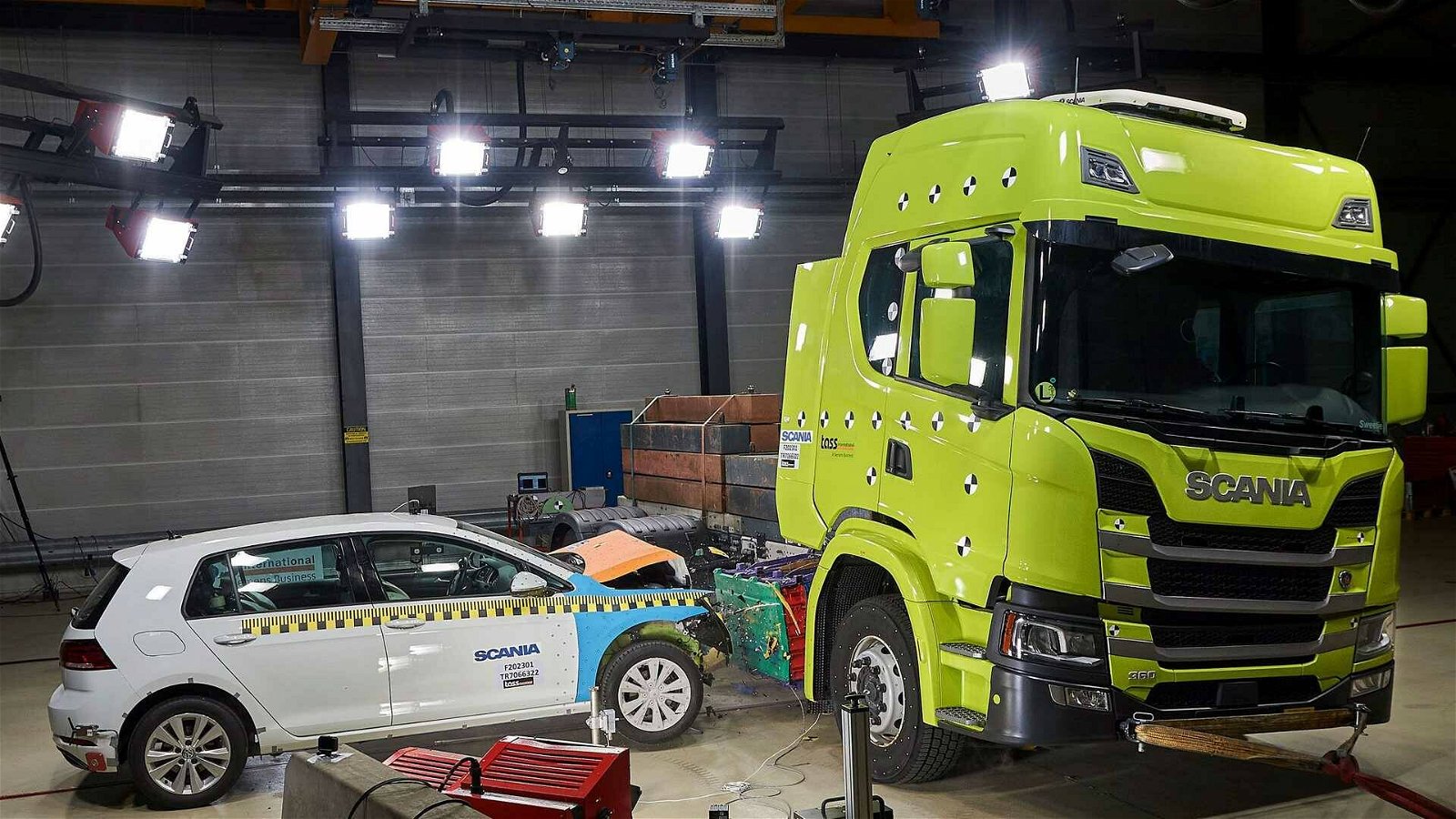 Immagine di Scania supera brillantmente il crash test di un camion elettrico