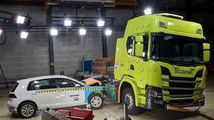 Immagine di Scania supera brillantmente il crash test di un camion elettrico