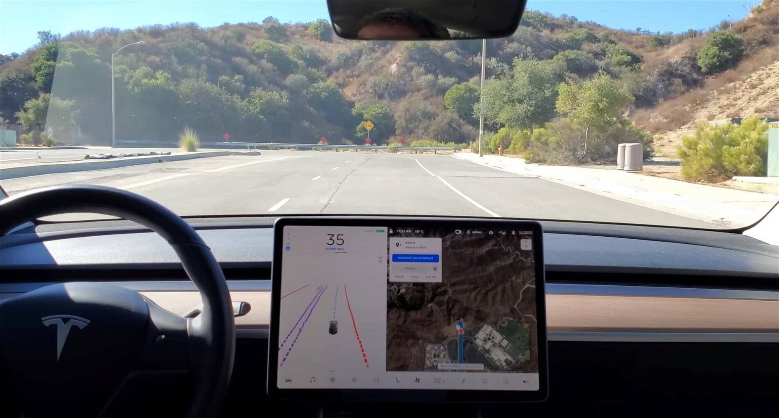 Immagine di Tesla, il Full Self-Driving messo alla prova con una inversione a U