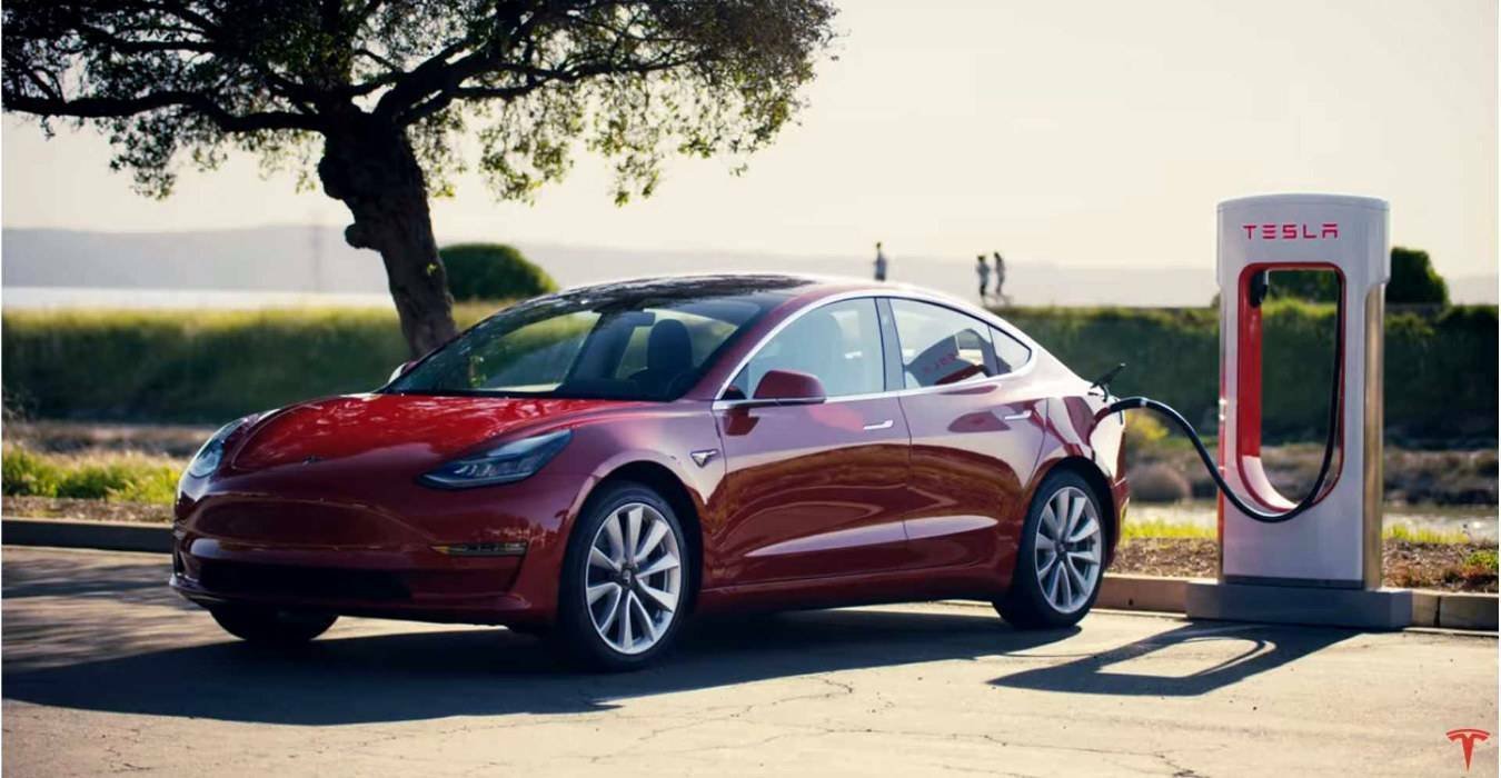 Immagine di Tesla inaugura il Supercharger più grande del mondo