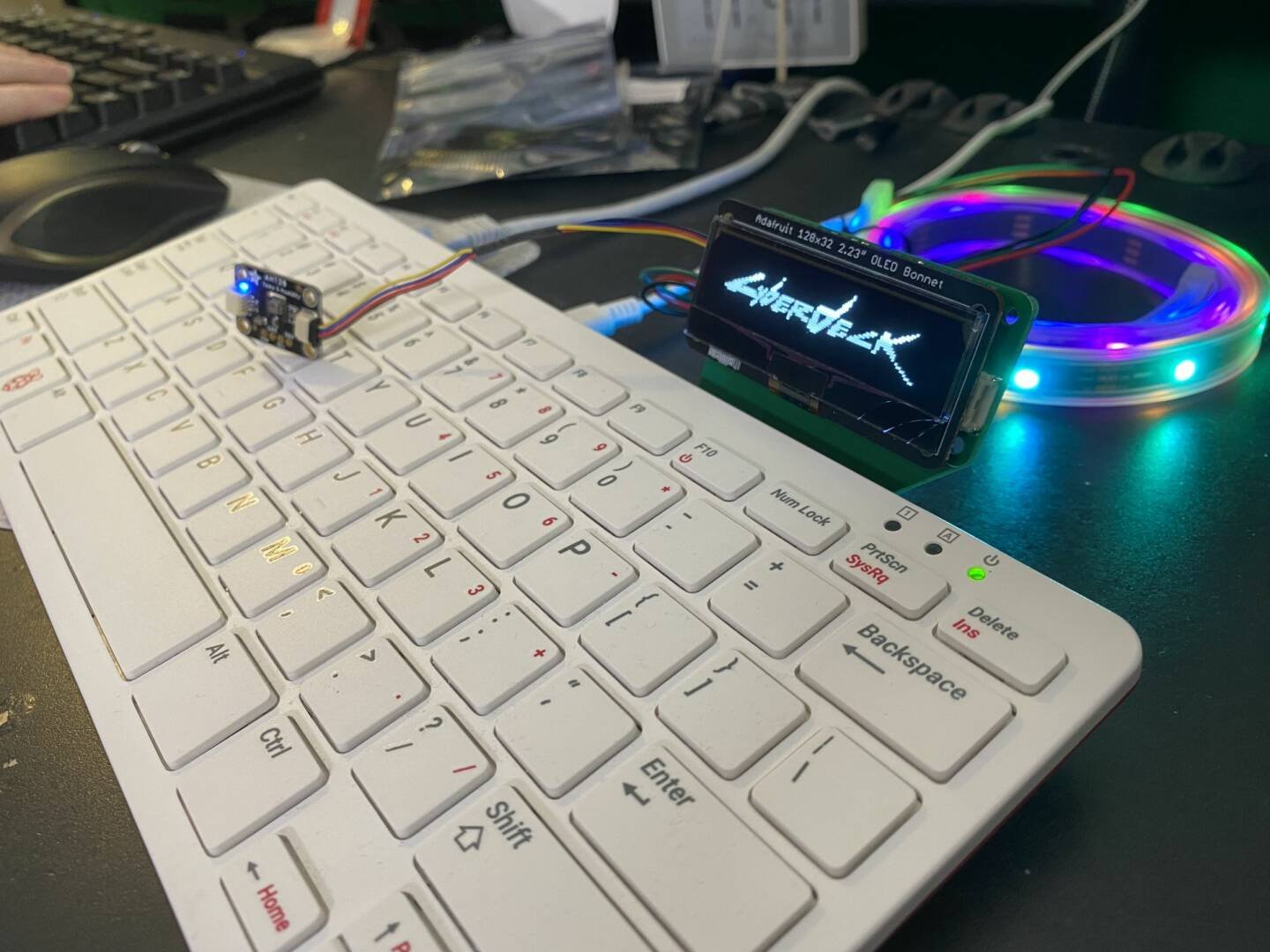 Immagine di Raspberry Pi 400 diventa più "cyberpunk" con questo accessorio