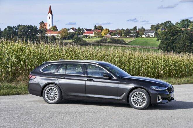 Immagine di BMW presenta la nuova Serie 5: 25 motorizzazioni ibride