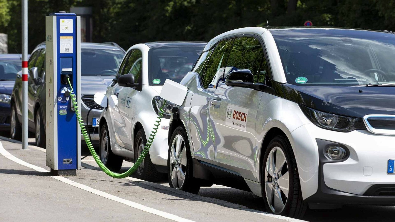 Immagine di Auto elettrica: Bosch attacca la UE sostenendo che le EV non sono a zero emissioni