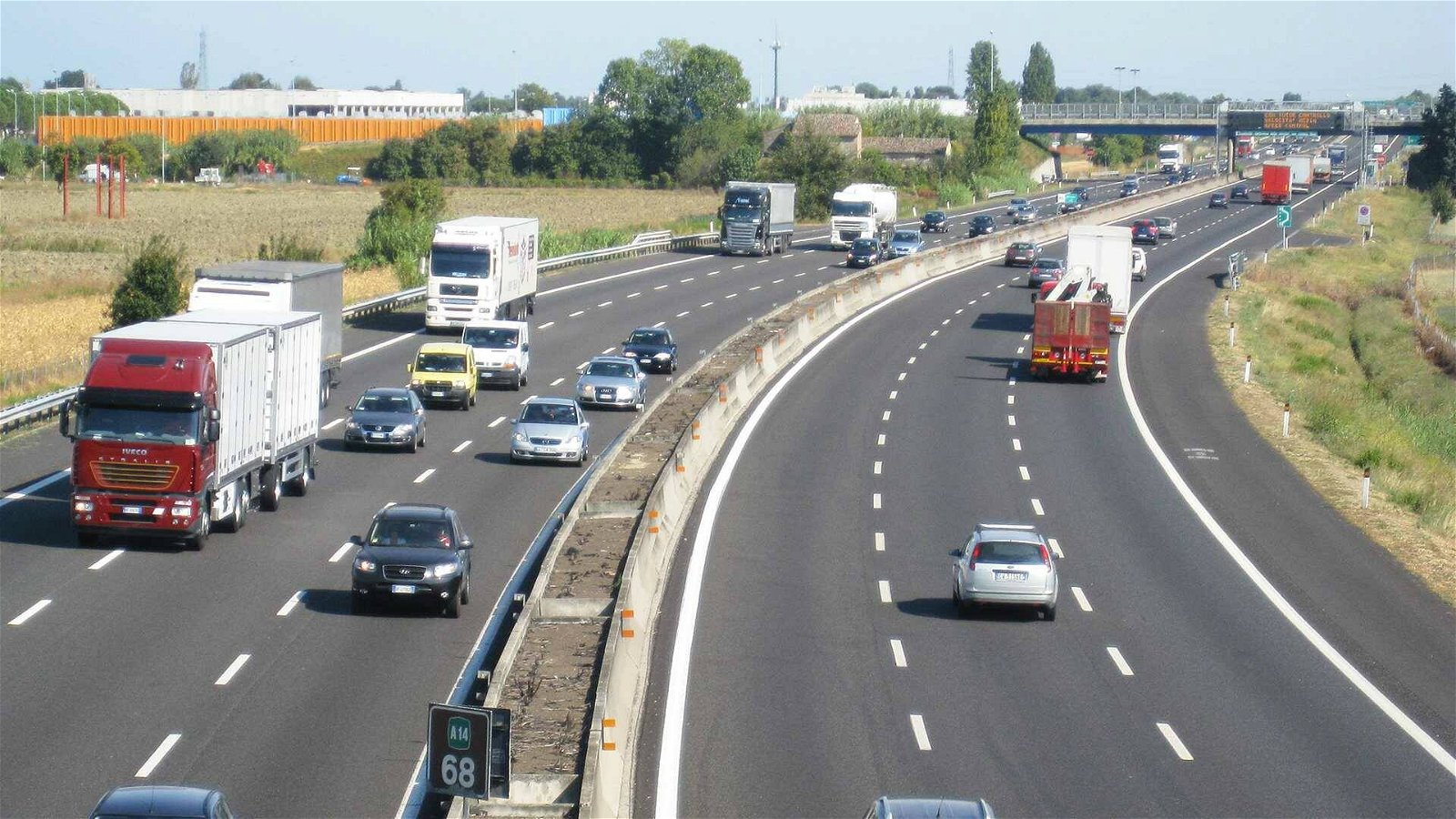 Immagine di Arriva l'obbligo di legge per i punti di ricarica sulla rete autostradale