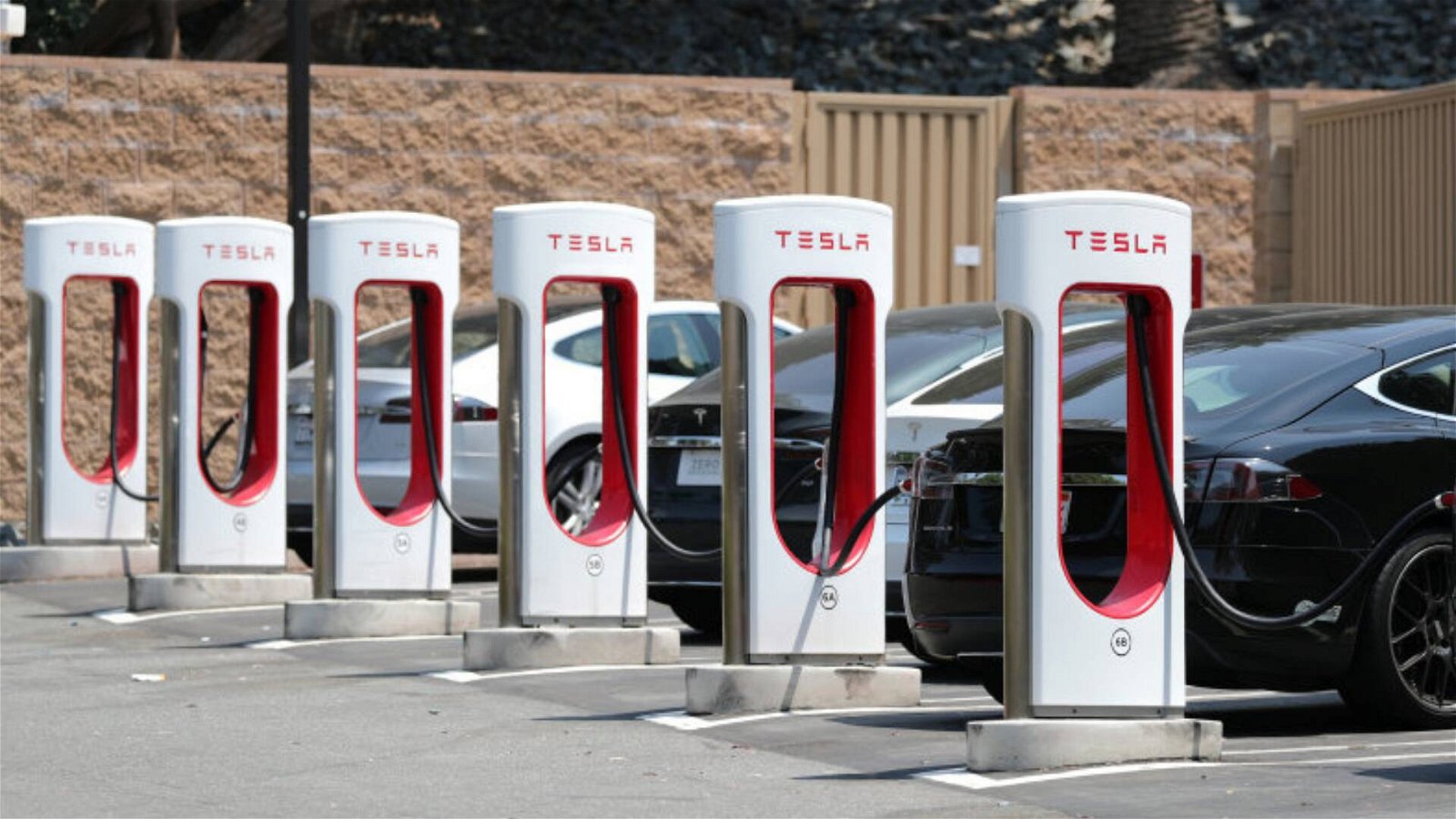 Immagine di Tesla produrrà 10.000 Supercharger all'anno in Cina: saranno aperti a tutti?