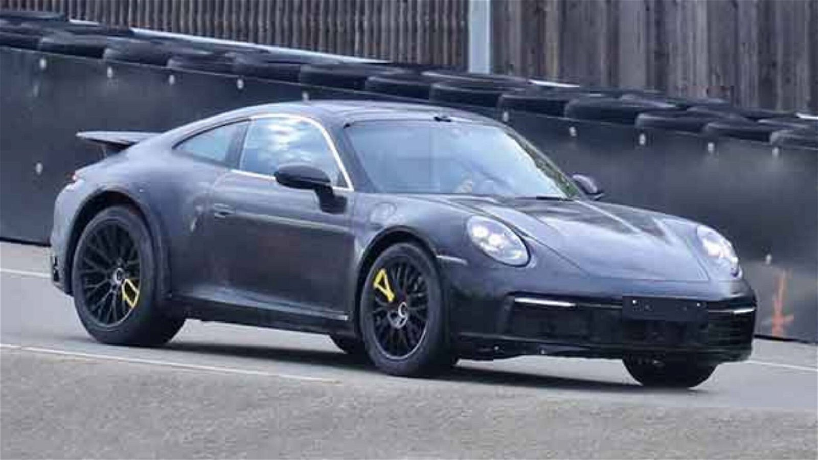 Immagine di Porsche 911 Safari: foto spia del prototipo con assetto rialzato