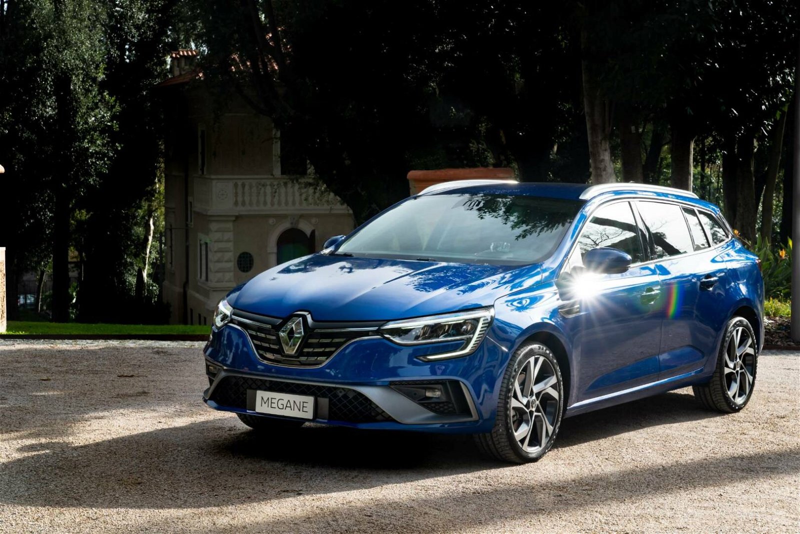 Immagine di Prova, Renault Megane Sporter plug-in: consuma poco, si guida bene