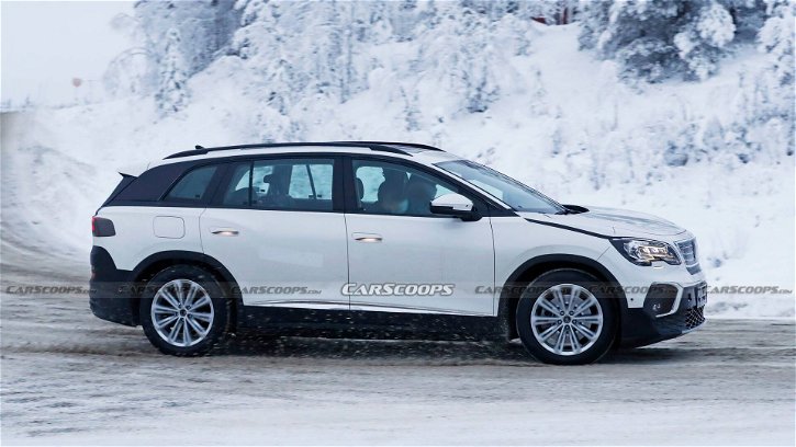 Immagine di Volkswagen ID.6: foto spia su neve del SUV 100% elettrico