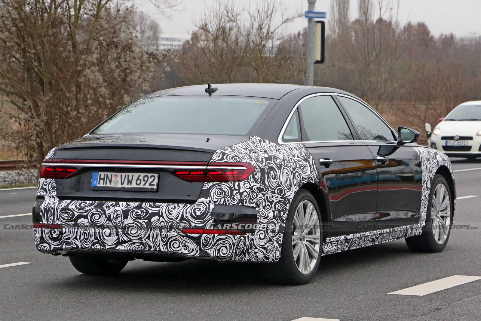 Immagine di La nuova Audi A8 si mostra in foto camuffata