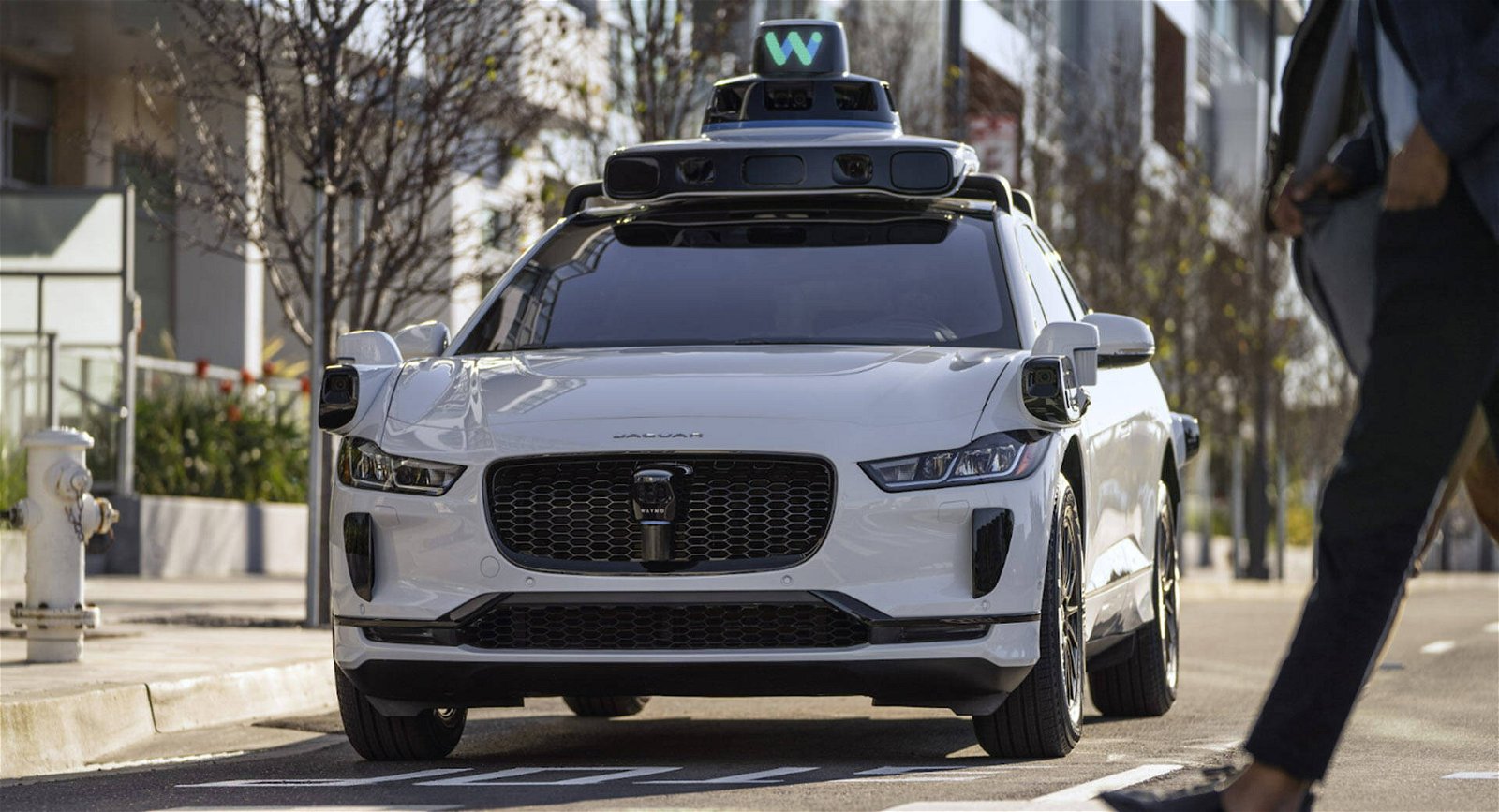 Immagine di Waymo attacca Tesla: l'Autopilot non sarà mai vera guida autonoma