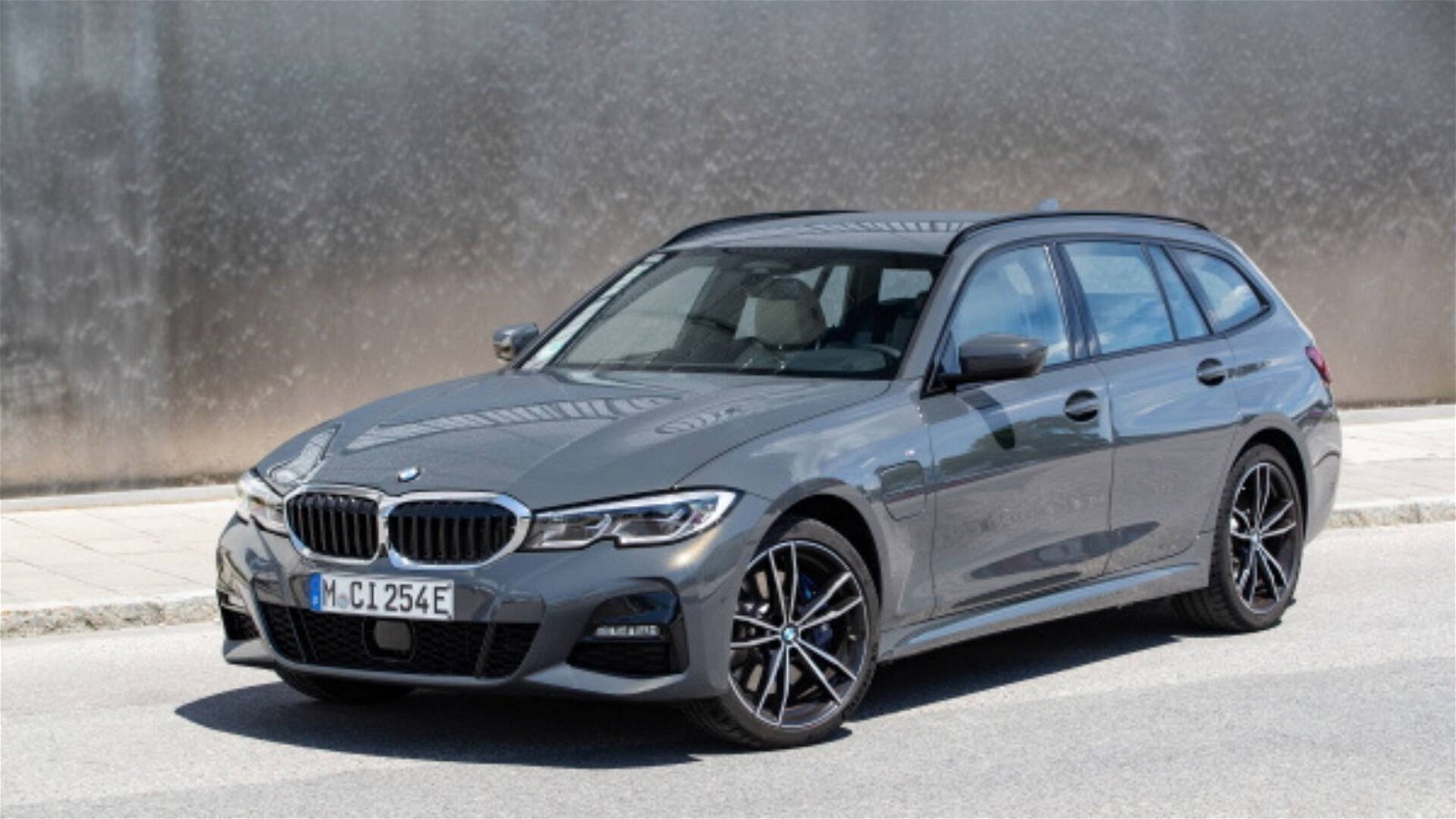 Immagine di BMW 320e e 520e: presentate le nuove versioni ibride plug-in