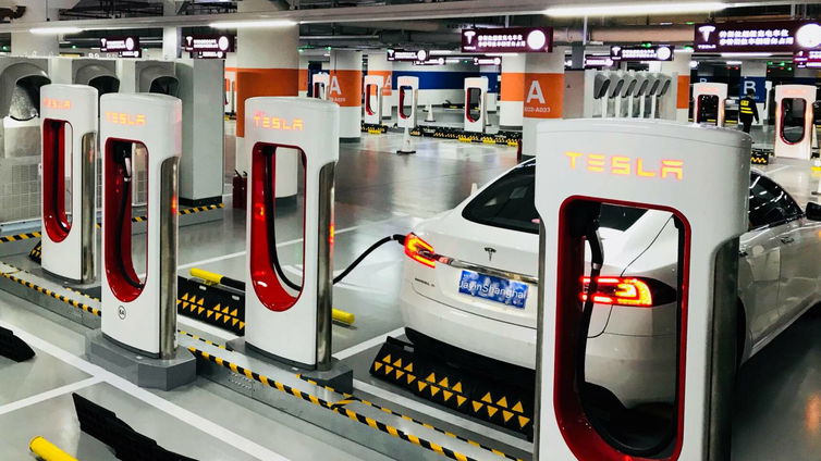 Immagine di Tesla, il connettore di ricarica Supercharger arriva a 900 kW