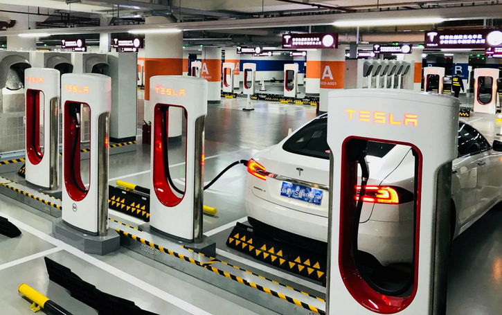 Immagine di Tesla inaugura la sua più grande stazione Supercharger a Shanghai