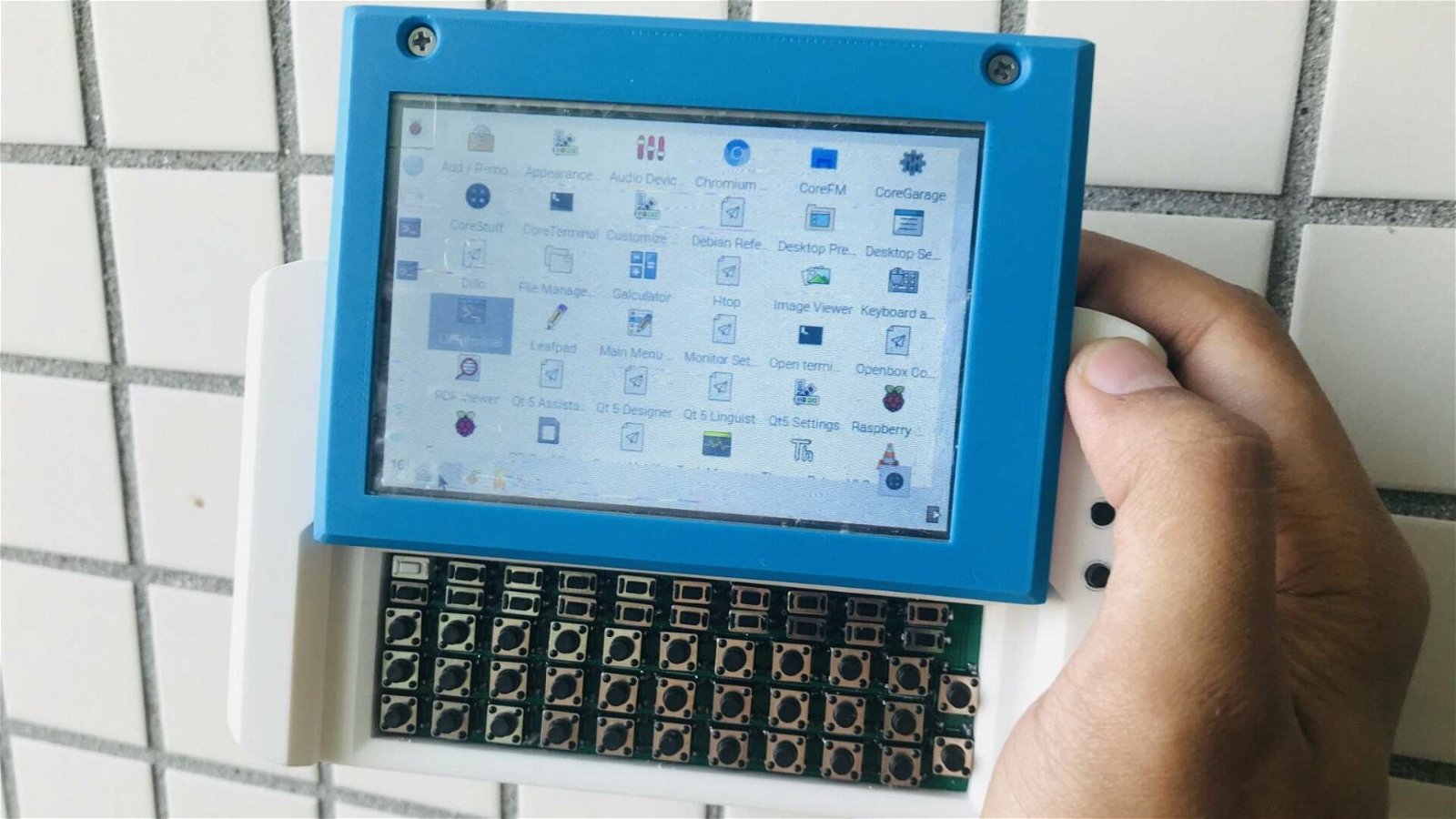 Immagine di Raspberry Pi si trasforma in un tablet con tastiera a scorrimento in questo progetto