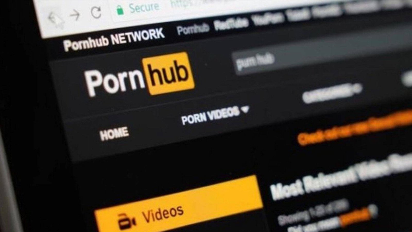 Immagine di Pornhub e filmati: rivelato chi li approva
