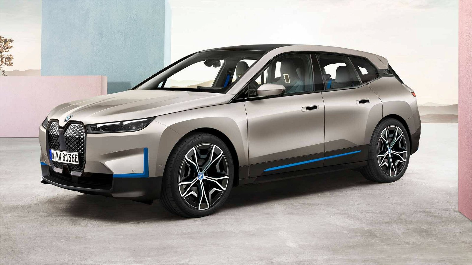Immagine di BMW iX: i dettagli delle due versioni del SUV 100% elettrico