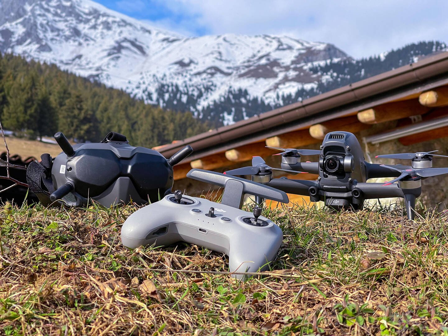Immagine di Drone spettacolare: DJI FPV con visore incluso, in sconto di 450€!