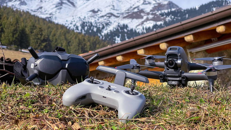 Immagine di Drone spettacolare: DJI FPV con visore incluso, in sconto di 450€!