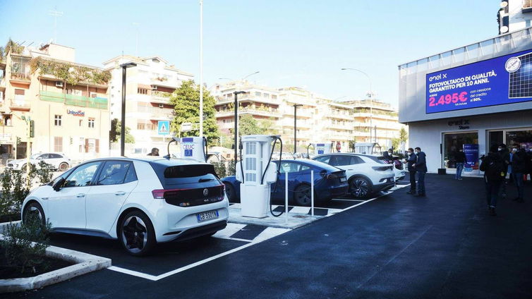 Immagine di Nasce a Roma la prima stazione di servizio di Enel X per auto elettriche