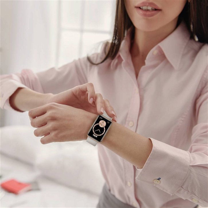 Immagine di Huawei Watch Fit Elegant: un po' smartwatch, un po' smart band, oggi in sconto del 34%!