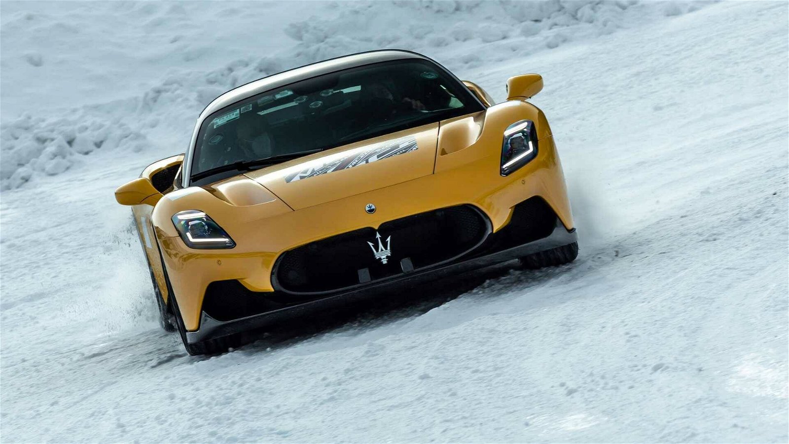Immagine di Maserati MC20: le immagini dei test su neve a Livigno