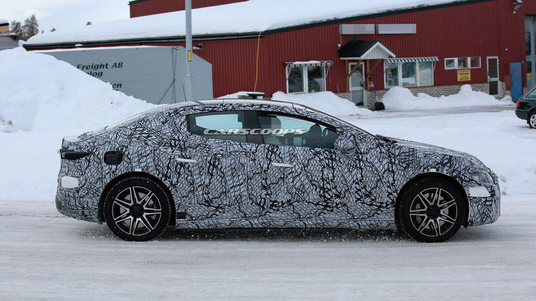 Immagine di Mercedes EQE si prepara al debutto: la rivale di Tesla avvistata sulle strade tedesche