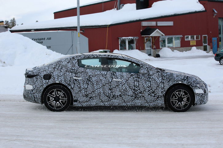 Immagine di Mercedes EQE si prepara al debutto: la rivale di Tesla avvistata sulle strade tedesche