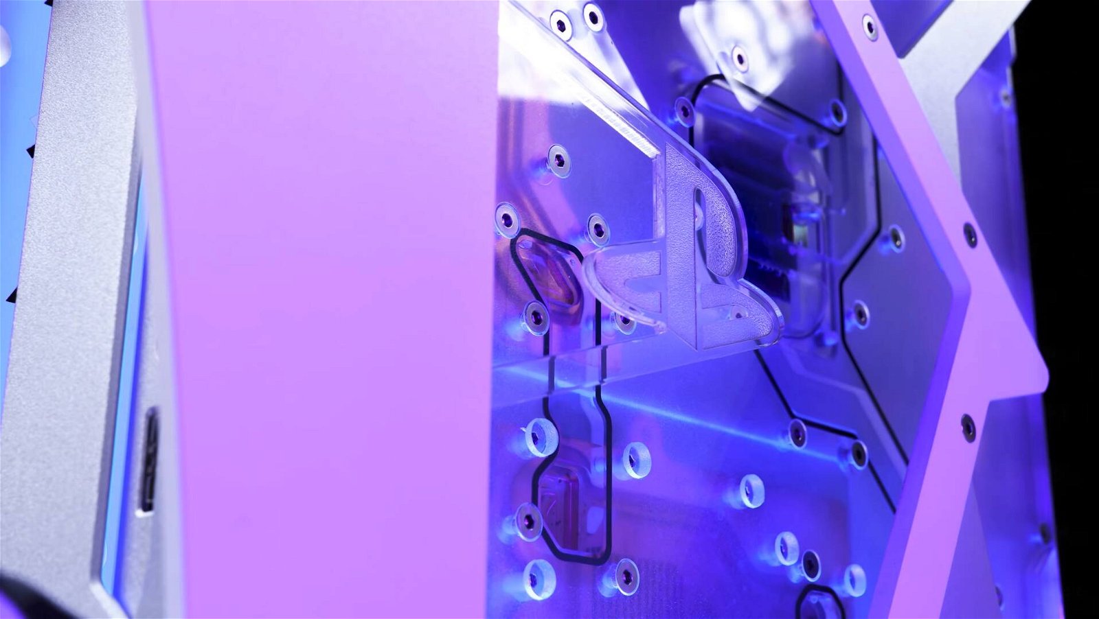 Immagine di PS5 stravolta: raffreddamento a liquido e design di un altro mondo