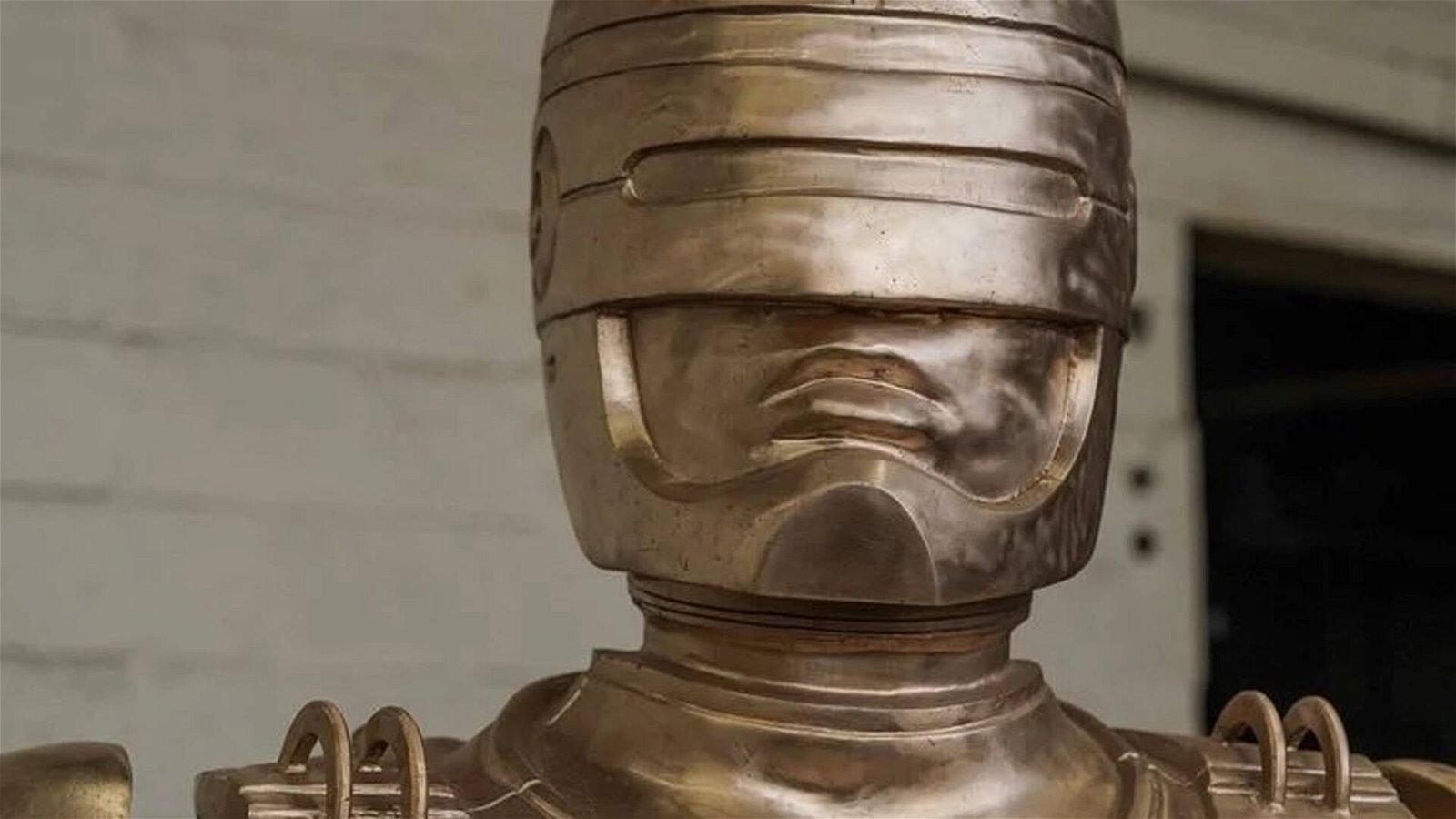 Immagine di A Detroit è stata costruita un'imponente statua di Robocop