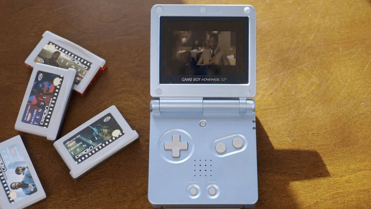 Immagine di Tenet su un Game Boy Advance: ecco l'esperimento di uno YouTuber