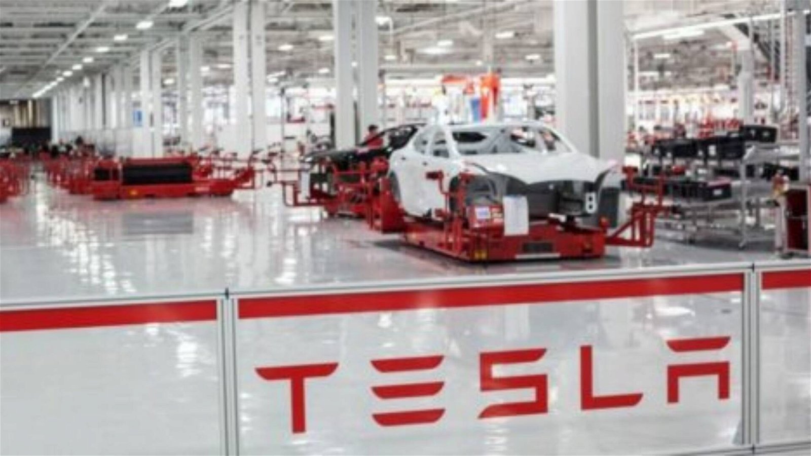 Immagine di Tesla, guai per l'azienda a causa di un licenziamento