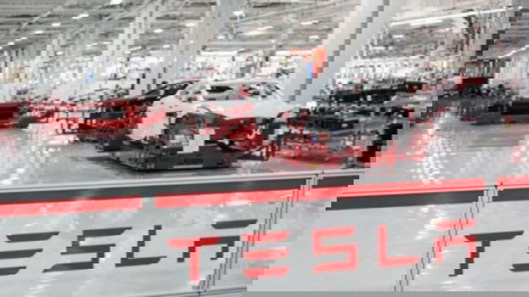 Immagine di Tesla, guai per l'azienda a causa di un licenziamento