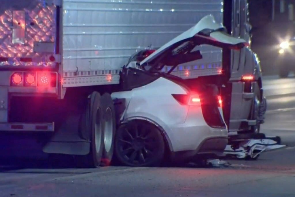 Immagine di Detroit, grave incidente tra un camion e una Tesla: colpa dell’Autopilot?