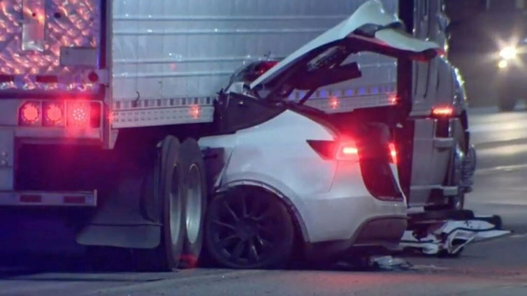 Immagine di Detroit, grave incidente tra un camion e una Tesla: colpa dell’Autopilot?