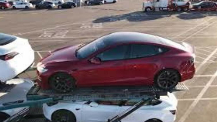 Immagine di Tesla Model S Plaid: avvistata l'auto più veloce di Musk