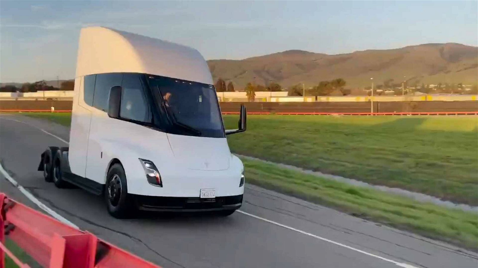 Immagine di Avvistato nuovamente il camion elettrico Tesla Semi, questa volta in pista