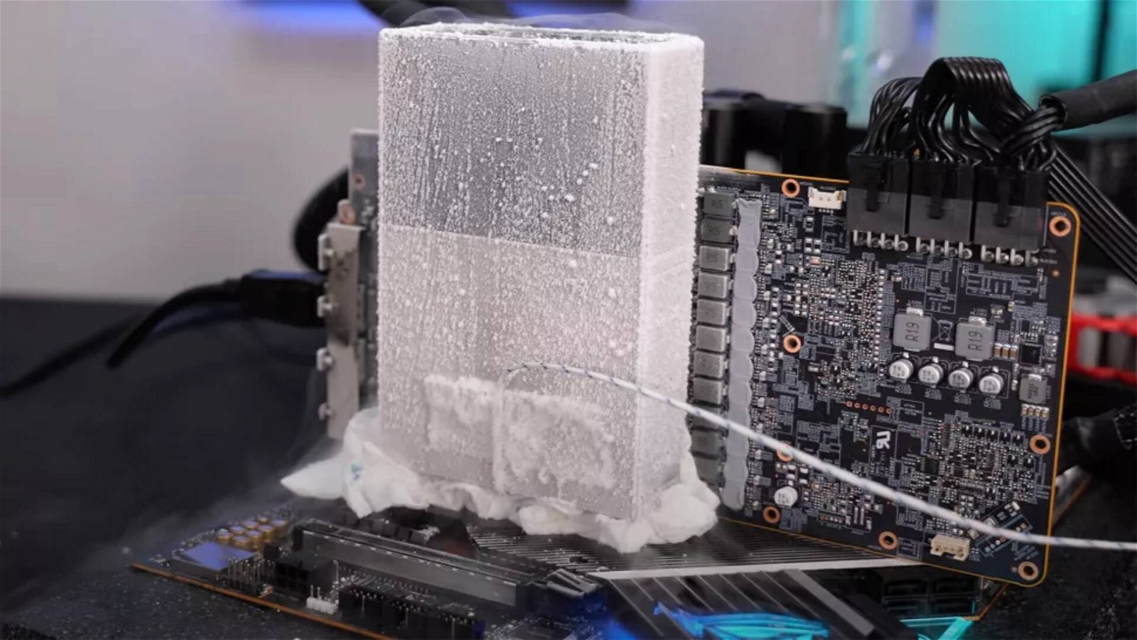 Immagine di Radeon RX 6900 XT di nuovo da record: toccati i 3,3GHz in overclock